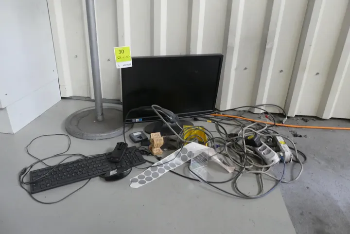 Technikset u. a. Monitor, Tastatur, Handscanner, Kabel und Steckdosenleisten